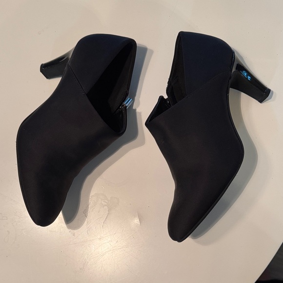 Bandolino Women's Sleek Black High Heel Booties - Picture 4 of 6